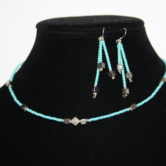 Beautiful silver and turquoise necklace earrings